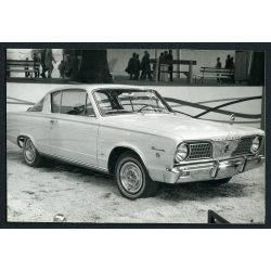   Amerikai autó, Plymouth Barracuda bemutatója, Budapest, Városliget, Ipari vásár, USA gépkocsi, jármű, közlekedés, szocializmus, 1960-as évek, Eredeti fotó, papírkép.  