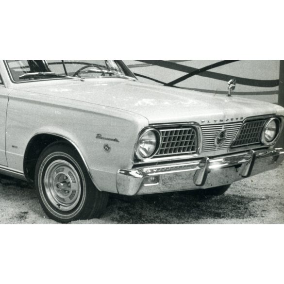 Amerikai autó, Plymouth Barracuda bemutatója, Budapest, Városliget, Ipari vásár, USA gépkocsi, jármű, közlekedés, szocializmus, 1960-as évek, Eredeti fotó, papírkép.  