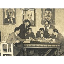   'A Tanács Tóth elvtárs tanácstitkár beszámolóját hallgatja', Tiszaigar, Lenin Rákosi Sztálin fotók, kommunizmus, helytörténet, Jász-Nagykun-Szolnok megye, 1950-es évek, Eredeti fotó, papírkép. 