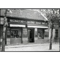   Nagyobb méret, használtcikk, használt ruhák boltja, Budapest, Óbuda, Vörösvári út 11., az épületet 1968-ban lebontották, üzlet, kirakat, szocializmus, helytörténet, 1960-as évek, Eredeti fotó, papírké