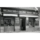 Nagyobb méret, használtcikk, használt ruhák boltja, Budapest, Óbuda, Vörösvári út 11., az épületet 1968-ban lebontották, üzlet, kirakat, szocializmus, helytörténet, 1960-as évek, Eredeti fotó, papírké