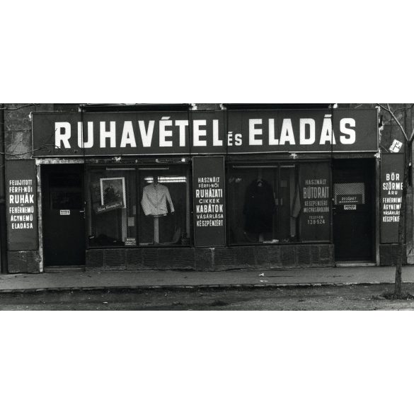 Nagyobb méret, használtcikk, használt ruhák boltja, Budapest, Óbuda, Lajos utca 49/b, üzlet, kirakat, szocializmus, helytörténet, 1970-es évek, Eredeti fotó, papírkép, hátulján a Használtcikk Szövetke
