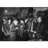 Nagyobb méret, használtcikk, használt ruhák boltja, Budapest, Józsefváros, Népszínház utca 20, üzlet, eladók, szocializmus, helytörténet, 1960-as évek, Eredeti fotó, papírkép, hátulján a Használtcikk 