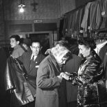 Nagyobb méret, használtcikk, használt ruhák boltja, Budapest, Józsefváros, Népszínház utca 20, üzlet, eladók, szocializmus, helytörténet, 1960-as évek, Eredeti fotó, papírkép, hátulján a Használtcikk 