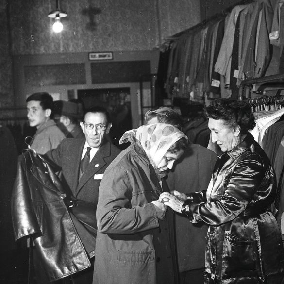 Nagyobb méret, használtcikk, használt ruhák boltja, Budapest, Józsefváros, Népszínház utca 20, üzlet, eladók, szocializmus, helytörténet, 1960-as évek, Eredeti fotó, papírkép, hátulján a Használtcikk 