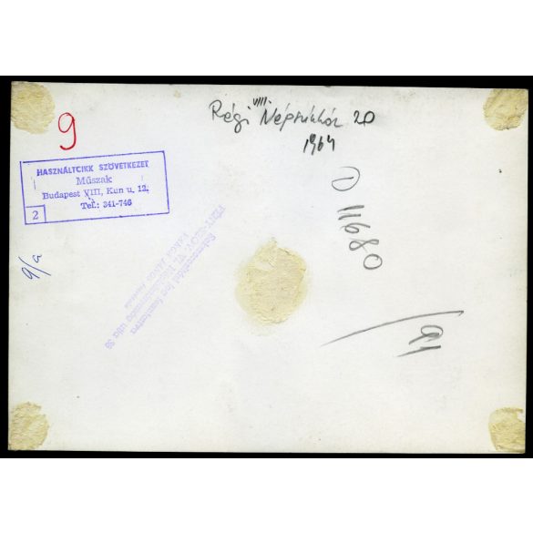 Nagyobb méret, használtcikk, használt ruhák boltja, Budapest, Józsefváros, Népszínház utca 20, üzlet, eladók, szocializmus, helytörténet, 1960-as évek, Eredeti fotó, papírkép, hátulján a Használtcikk 