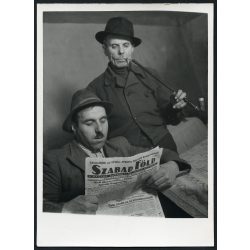   Magyar Képszolgálat, paraszt Szabad Föld újságot olvas, sajtótörténet, pipa, kalap, falu, kommunizmus, 1948., 1940-es évek, Eredeti fotó, hátulján pecséttel jelzett papírkép.  