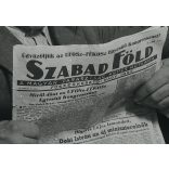 Magyar Képszolgálat, paraszt Szabad Föld újságot olvas, sajtótörténet, pipa, kalap, falu, kommunizmus, 1948., 1940-es évek, Eredeti fotó, hátulján pecséttel jelzett papírkép.  