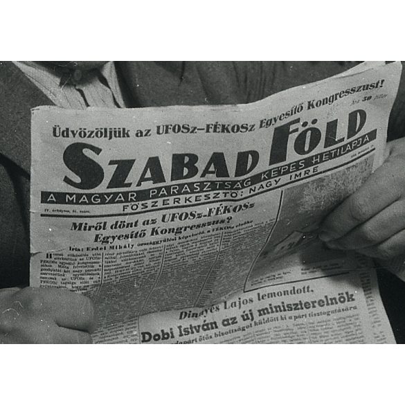 Magyar Képszolgálat, paraszt Szabad Föld újságot olvas, sajtótörténet, pipa, kalap, falu, kommunizmus, 1948., 1940-es évek, Eredeti fotó, hátulján pecséttel jelzett papírkép.  