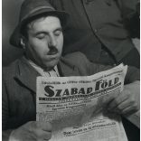 Magyar Képszolgálat, paraszt Szabad Föld újságot olvas, sajtótörténet, pipa, kalap, falu, kommunizmus, 1948., 1940-es évek, Eredeti fotó, hátulján pecséttel jelzett papírkép.  