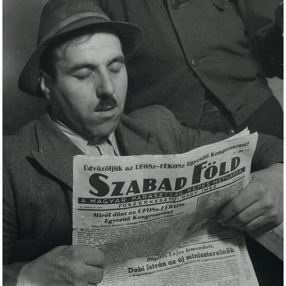 Magyar Képszolgálat, paraszt Szabad Föld újságot olvas, sajtótörténet, pipa, kalap, falu, kommunizmus, 1948., 1940-es évek, Eredeti fotó, hátulján pecséttel jelzett papírkép.  