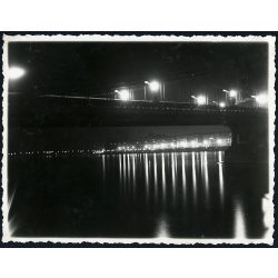  Éjszakai hajóút a Dunán, Budapest, Lánchíd, tükröződés, város, Horthy-korszak, 1930-as évek, Eredeti fotó, papírkép.  