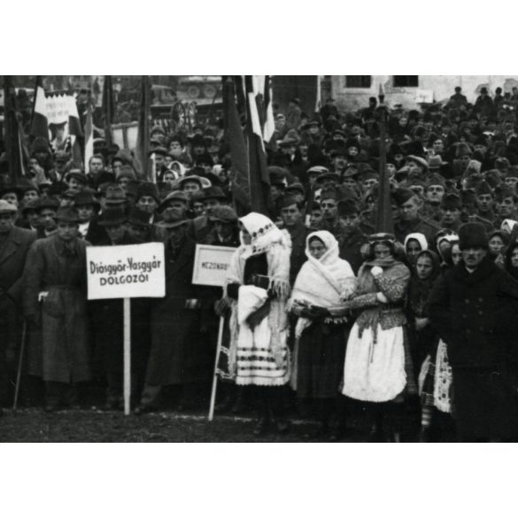 A 100. gépállomás avató ünnepség, Tard, parasztok Tard, Diósgyőr feliratú táblákkal, népviselet, néprajz, helytörténet, Borsod-Abaúj-Zemplén megye, 1948. december 5., 1940-es évek, kommunizmus. Eredet