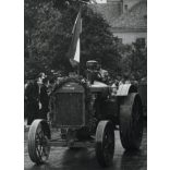 Új MÁVAG traktorok felvonulása, Székesfehérvár, jármű, MÁVAG (Magyar Királyi Állami Vas-, Acél- és Gépgyárak)  helytörténet, mezőgazdaság, Fejér megye, 1948. június,1940-es évek, kommunizmus. Eredeti 