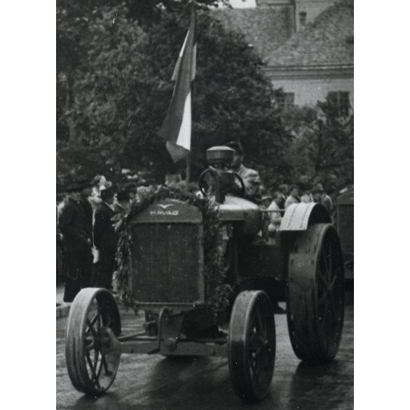 Új MÁVAG traktorok felvonulása, Székesfehérvár, jármű, MÁVAG (Magyar Királyi Állami Vas-, Acél- és Gépgyárak)  helytörténet, mezőgazdaság, Fejér megye, 1948. június,1940-es évek, kommunizmus. Eredeti 