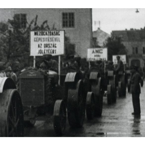 Új MÁVAG traktorok felvonulása, Székesfehérvár, jármű, MÁVAG (Magyar Királyi Állami Vas-, Acél- és Gépgyárak)  helytörténet, mezőgazdaság, Fejér megye, 1948. június,1940-es évek, kommunizmus. Eredeti 