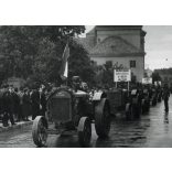 Új MÁVAG traktorok felvonulása, Székesfehérvár, jármű, MÁVAG (Magyar Királyi Állami Vas-, Acél- és Gépgyárak)  helytörténet, mezőgazdaság, Fejér megye, 1948. június,1940-es évek, kommunizmus. Eredeti 