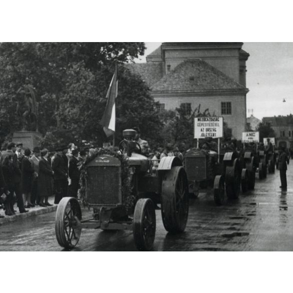 Új MÁVAG traktorok felvonulása, Székesfehérvár, jármű, MÁVAG (Magyar Királyi Állami Vas-, Acél- és Gépgyárak)  helytörténet, mezőgazdaság, Fejér megye, 1948. június,1940-es évek, kommunizmus. Eredeti 