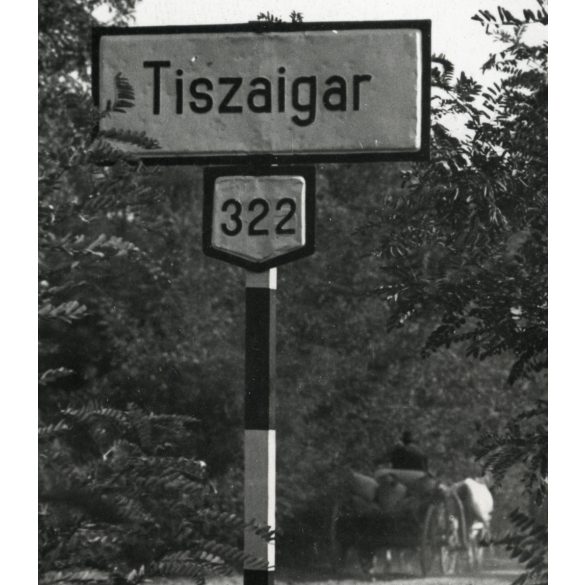 Szekér a falu szélén, Tiszaigar, tábla,  Horthy-korszak, helytörténet, Jász-Nagykun-Szolnok megye, 1940-es évek, Eredeti fotó, papírkép.  