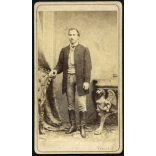 Veress Ferenc műterme (az „Erdélyi Országos Museum fényképésze”),  Kolozsvár, Erdély, elegáns férfi magyaros ruhában, 1860-as évek, Eredeti CDV, vizitkártya fotó.   