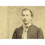 Veress Ferenc műterme (az „Erdélyi Országos Museum fényképésze”),  Kolozsvár, Erdély, elegáns férfi magyaros ruhában, 1860-as évek, Eredeti CDV, vizitkártya fotó.   