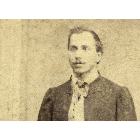 Veress Ferenc műterme (az „Erdélyi Országos Museum fényképésze”),  Kolozsvár, Erdély, elegáns férfi magyaros ruhában, 1860-as évek, Eredeti CDV, vizitkártya fotó.   