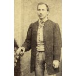 Veress Ferenc műterme (az „Erdélyi Országos Museum fényképésze”),  Kolozsvár, Erdély, elegáns férfi magyaros ruhában, 1860-as évek, Eredeti CDV, vizitkártya fotó.   