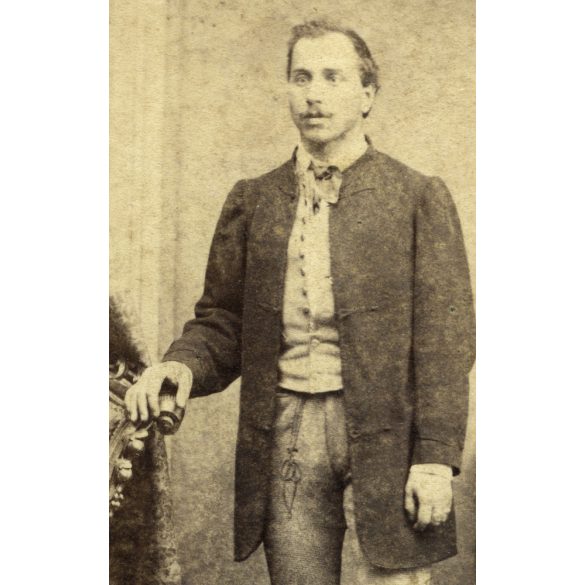 Veress Ferenc műterme (az „Erdélyi Országos Museum fényképésze”),  Kolozsvár, Erdély, elegáns férfi magyaros ruhában, 1860-as évek, Eredeti CDV, vizitkártya fotó.   