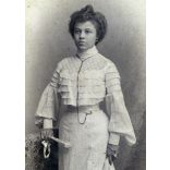 Nagyobb méret, Gere István műterme, Sepsiszentgyörgy, Erdély, elegáns nő legyezővel, portré,  1900-as évek, Eredeti kabinetfotó.  