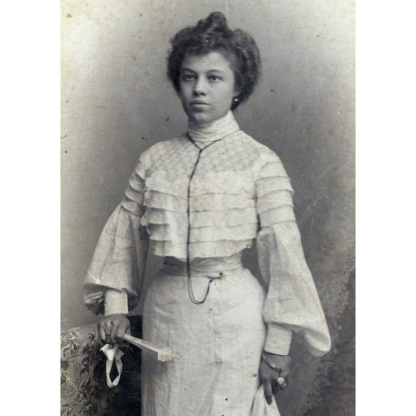 Nagyobb méret, Gere István műterme, Sepsiszentgyörgy, Erdély, elegáns nő legyezővel, portré,  1900-as évek, Eredeti kabinetfotó.  