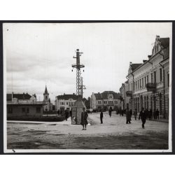   Séta, Gyergyószentmiklós belvárosában, Erdély, Hargita megye, épületek, templom, plakátok. utcakép, Horthy-korszak, helytörténet, 1940-es évek, Eredeti fotó, papírkép.   