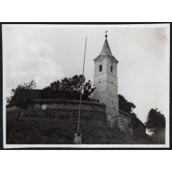   Országzászló a csíkkarcfalvi Nagyboldogasszony vártemplom tövében, Erdély, Karcfalva, Hargita megye, Horthy-korszak, egyház, vallás, helytörténet, 1940-es évek, Eredeti fotó, papírkép.   