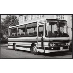   Nagyobb méret! Ikarus 212 LUX típusú járműve az épület előtt, Magyarország, utcakép, rendszám, jármű, közösségi közlekedés, távolsági busz, közlekedéstörténet, helytörténet, 1970-es évek, 