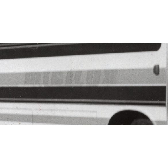 Nagyobb méret! Ikarus 212 LUX típusú járműve az épület előtt, Magyarország, utcakép, rendszám, jármű, közösségi közlekedés, távolsági busz, közlekedéstörténet, helytörténet, 1970-es évek, 