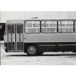 Nagyobb méret! Jobbkormányos exportra. Az Ikarus 281 típusú járműve az udvaron, Magyarország, utcakép, jármű, közlekedés, csuklós busz, közlekedéstörténet, 1970-es évek, Eredeti fotó, Ikarus fotólabor