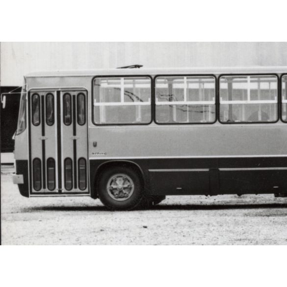 Nagyobb méret! Jobbkormányos exportra. Az Ikarus 281 típusú járműve az udvaron, Magyarország, utcakép, jármű, közlekedés, csuklós busz, közlekedéstörténet, 1970-es évek, Eredeti fotó, Ikarus fotólabor