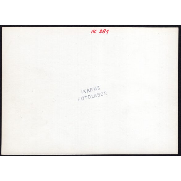 Nagyobb méret! Jobbkormányos exportra. Az Ikarus 281 típusú járműve az udvaron, Magyarország, utcakép, jármű, közlekedés, csuklós busz, közlekedéstörténet, 1970-es évek, Eredeti fotó, Ikarus fotólabor