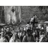 Nagyobb méret, fiatalok a zarándoklaton, Magyarország, egyház, feszület, zászlók, vallás, néprajz, utcakép, Horthy-korszak, népviselet, néprajz, helytörténet, 1930-as évek, Eredeti fotó, papírkép.   