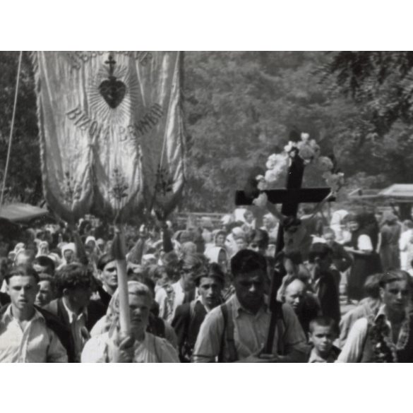 Nagyobb méret, fiatalok a zarándoklaton, Magyarország, egyház, feszület, zászlók, vallás, néprajz, utcakép, Horthy-korszak, népviselet, néprajz, helytörténet, 1930-as évek, Eredeti fotó, papírkép.   