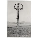 Nagyobb méret, kézzel faragott feszület a mezőn, Magyarország, Horthy-korszak, vallás, helytörténet, 1930-as évek, Eredeti fotó, papírkép.   méret megközelítőleg (centiméterben): 17.5 x 11 Használt! 