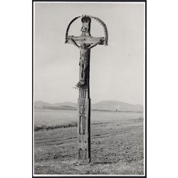   Nagyobb méret, kézzel faragott feszület a mezőn, Magyarország, Horthy-korszak, vallás, helytörténet, 1930-as évek, Eredeti fotó, papírkép.   méret megközelítőleg (centiméterben): 17.5 x 11 Használt! 