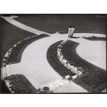 Nagyobb méret, Szendrő István fotóművészeti alkotása, Sétáló pár egy parkban (Margit-sziget?), 1930-as évek. Eredeti, pecséttel jelzett fotó, papírkép, Agfa Brovira papíron. 