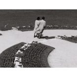 Nagyobb méret, Szendrő István fotóművészeti alkotása, Sétáló pár egy parkban (Margit-sziget?), 1930-as évek. Eredeti, pecséttel jelzett fotó, papírkép, Agfa Brovira papíron. 