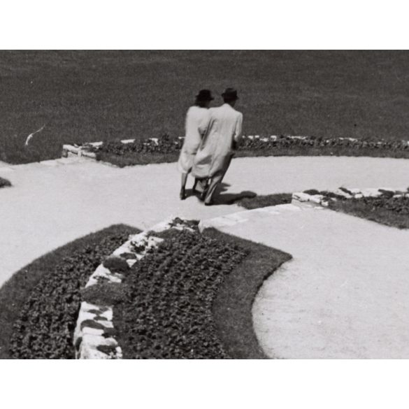 Nagyobb méret, Szendrő István fotóművészeti alkotása, Sétáló pár egy parkban (Margit-sziget?), 1930-as évek. Eredeti, pecséttel jelzett fotó, papírkép, Agfa Brovira papíron. 