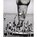 Nagyobb méret, Szendrő István fotóművészeti alkotása, Balaton, siófoki fürdőélet, Caola, napégés elleni krém reklám, 1930-as évek. Eredeti, pecséttel jelzett fotó, papírkép, Agfa Brovira papíron. 