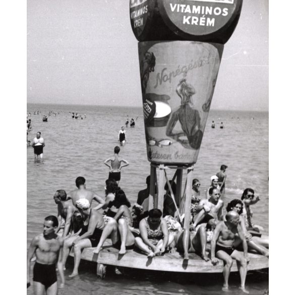 Nagyobb méret, Szendrő István fotóművészeti alkotása, Balaton, siófoki fürdőélet, Caola, napégés elleni krém reklám, 1930-as évek. Eredeti, pecséttel jelzett fotó, papírkép, Agfa Brovira papíron. 