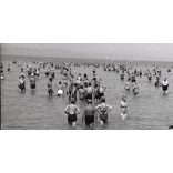 Nagyobb méret, Szendrő István fotóművészeti alkotása, Balaton, siófoki fürdőélet, Caola, napégés elleni krém reklám, 1930-as évek. Eredeti, pecséttel jelzett fotó, papírkép, Agfa Brovira papíron. 