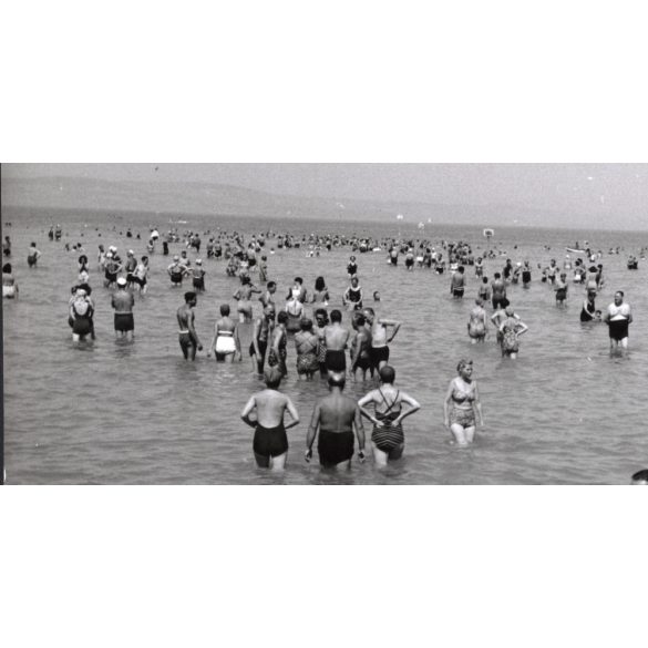 Nagyobb méret, Szendrő István fotóművészeti alkotása, Balaton, siófoki fürdőélet, Caola, napégés elleni krém reklám, 1930-as évek. Eredeti, pecséttel jelzett fotó, papírkép, Agfa Brovira papíron. 