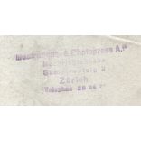 Nagyobb méret, Szendrő István fotóművész (1908-2000) korcsolyázik, tél, korcsolya, 1930/40-es évek. Eredeti, pecséttel jelzett, fotó, papírkép, sérülésekkel..