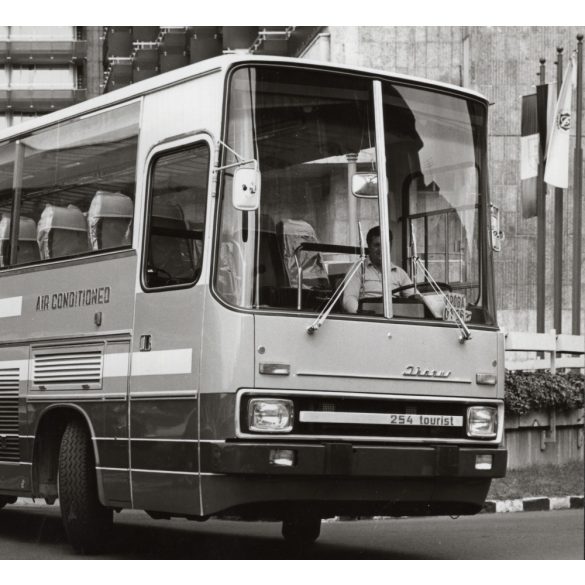Nagyobb méret! Az Ikarus 254 tourist típusú, légkondicionált gépjárműve, busz, közlekedés, közlekedéstörténet, helytörténet, 1970-es évek, Eredeti fotó, papírkép.   